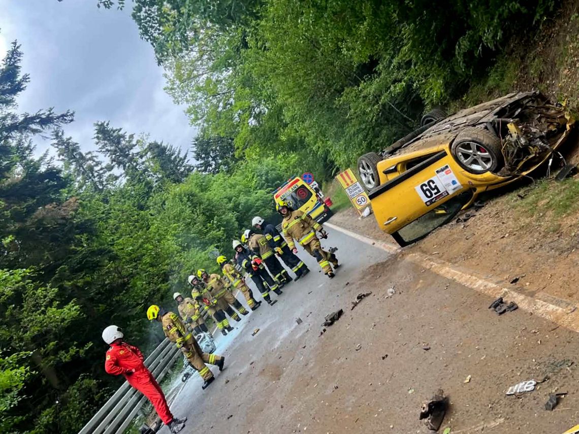 Groźne dachowanie podczas Wyścigu Górskiego Prządki. Kierowca trafił do szpitala
