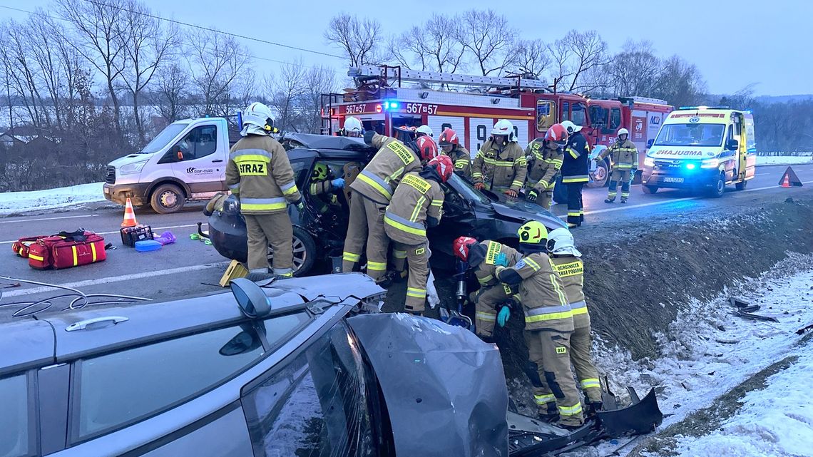 Groźny wypadek na DK19 w Baryczce. Jedna osoba zakleszczona w pojeździe
