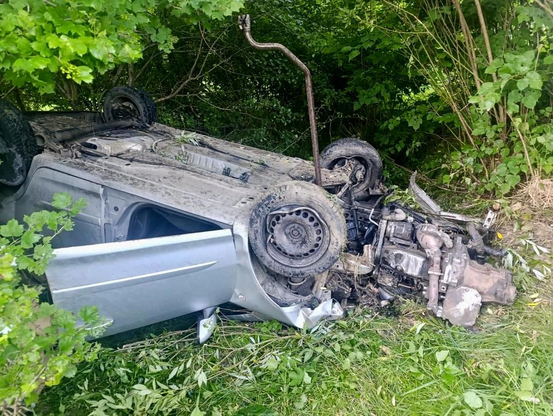 Groźny wypadek w Domaradzu. 27-latek dachował oplem – walczy o życie