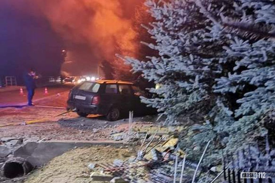 Haczów. Samochodem wjechał w ogrodzenie i betonowy przepust
