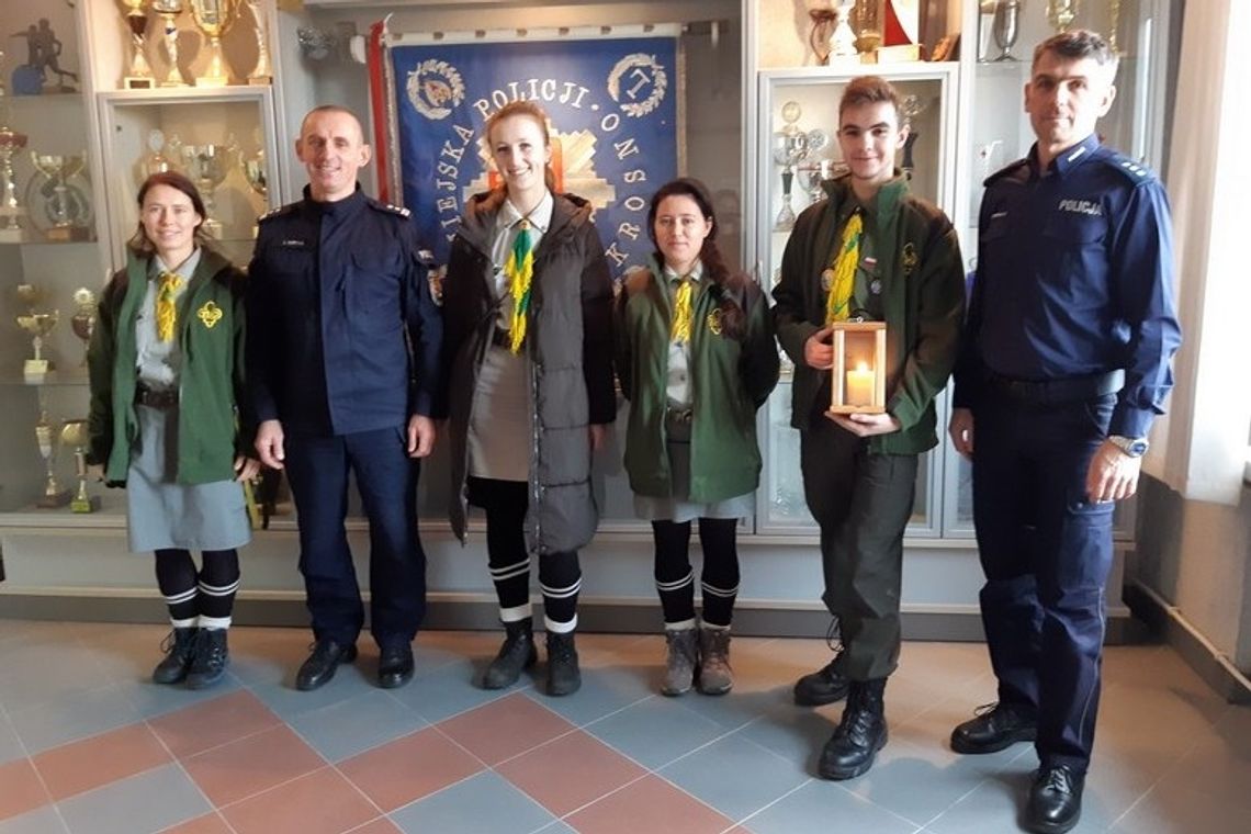 Harcerze przekazali policjantom "Betlejemskie Światełko Pokoju"