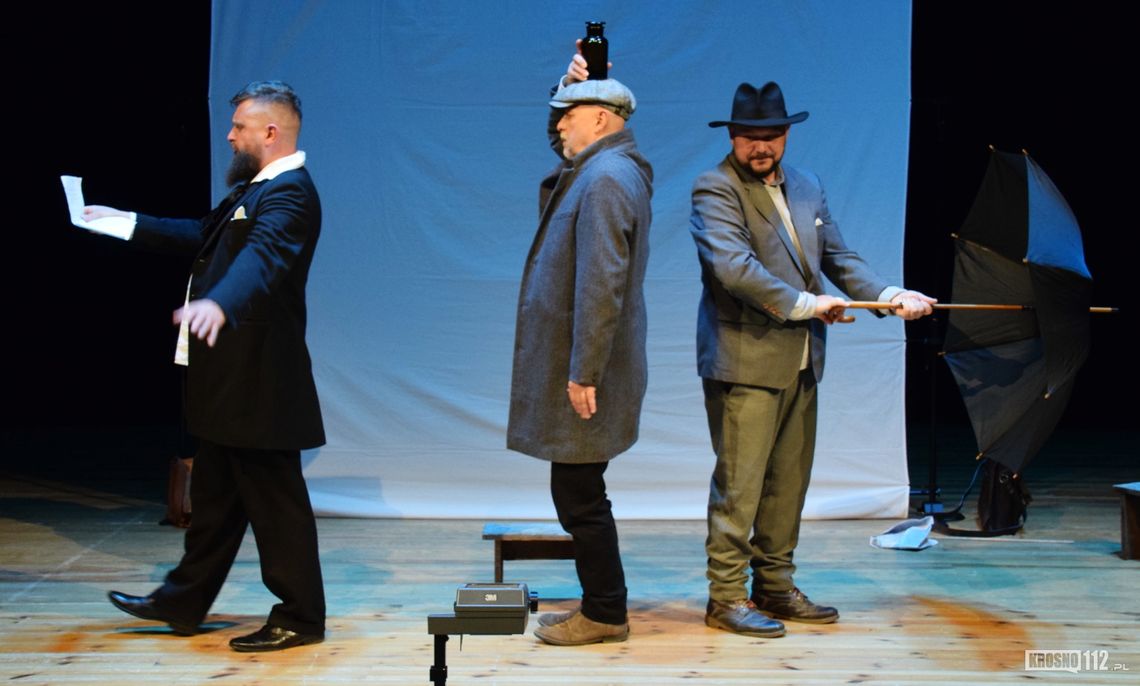 Historia przyjaźni, pasji i Krosna. Spektakl „Trzech” w ramach cyklu "Wywołane z pamięci" Historia przyjaźni, pasji i Krosna. Spektakl „Trzech” w ramach cyklu "Wywołane z pamięci"