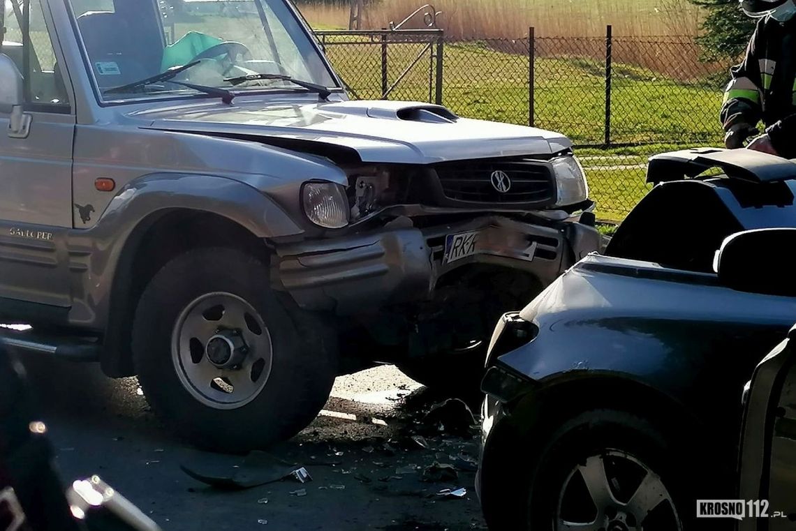 Hyundai Galloper i Volvo zderzyły się czołowo na łuku drogi w Iwoniczu