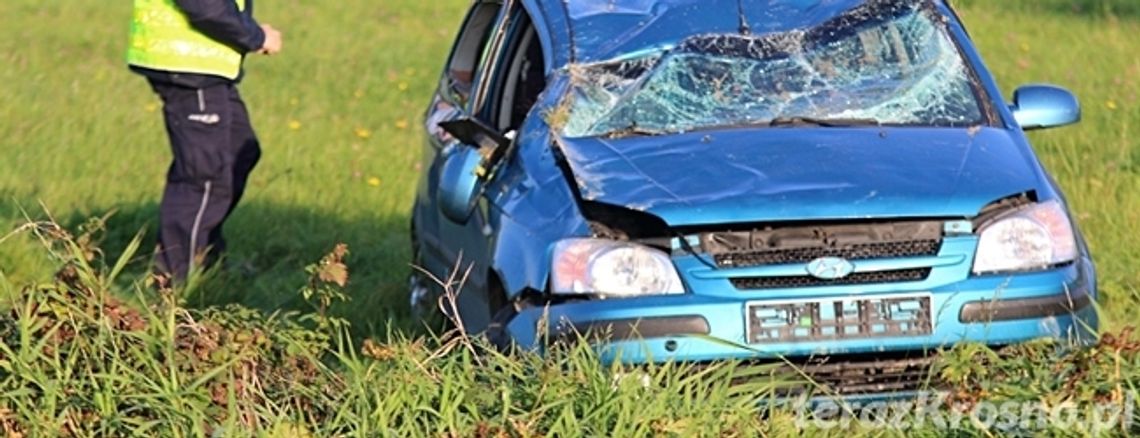 Hyundai zjechał z drogi i dachował