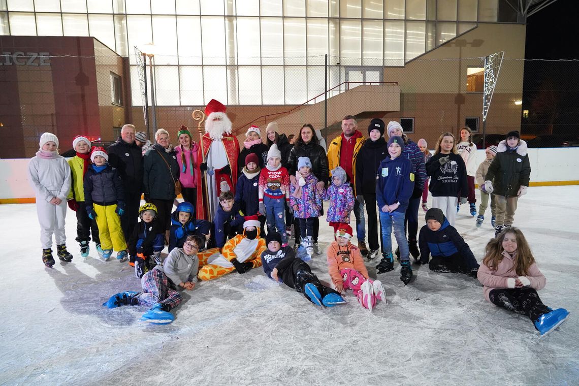 Ice Disco i spotkanie z Mikołajem. Lodowisko w Jedliczu przyciąga tłumy Ice Disco i spotkanie z Mikołajem. Lodowisko w Jedliczu przyciąga tłumy