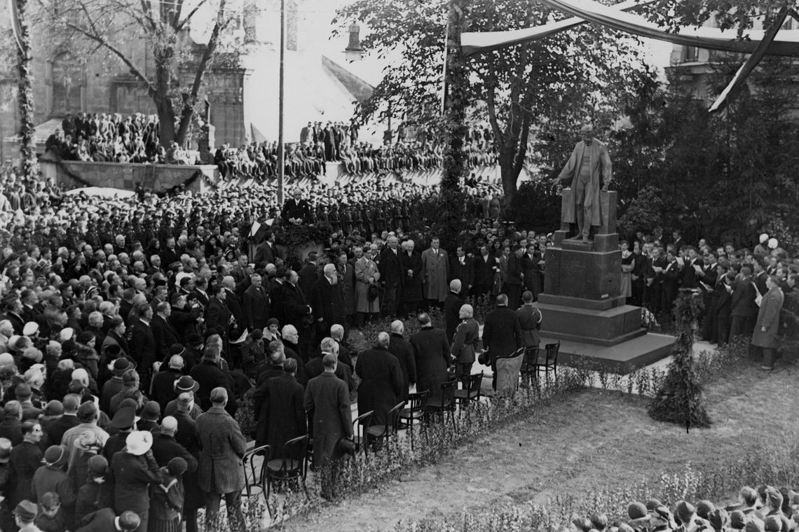 Inscenizacja uroczystości odsłonięcia pomnika Ignacego Łukasiewicza w 90. rocznicę wydarzenia