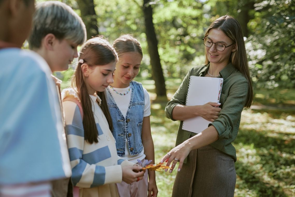 Interesuje Cię praca z dziećmi podczas ferii i wakacji? Poznaj role wychowawcy kolonijnego i kierownika wypoczynku!
