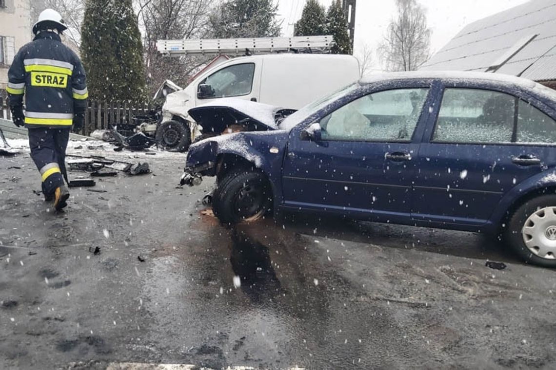 ISKRZYNIA: Czołowe zderzenie dwóch pojazdów na ulicy Słonecznej