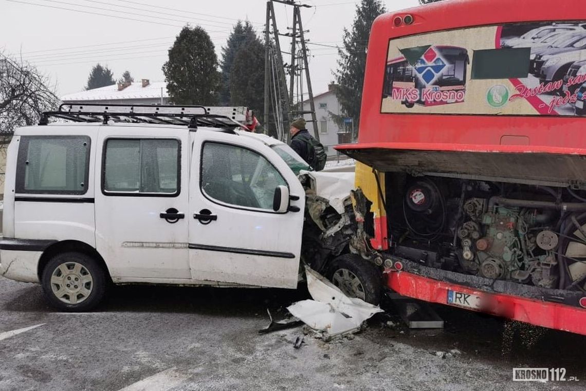 ? Iskrzynia/DK19. Zderzenie autobusu MKS z samochodem dostawczym