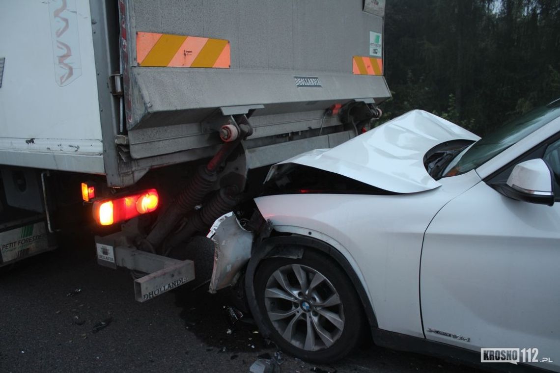 ISKRZYNIA: Renault zderzyło się z pojazdem wielkogabarytowym, za chwilę BMW najechało na tył Iveco