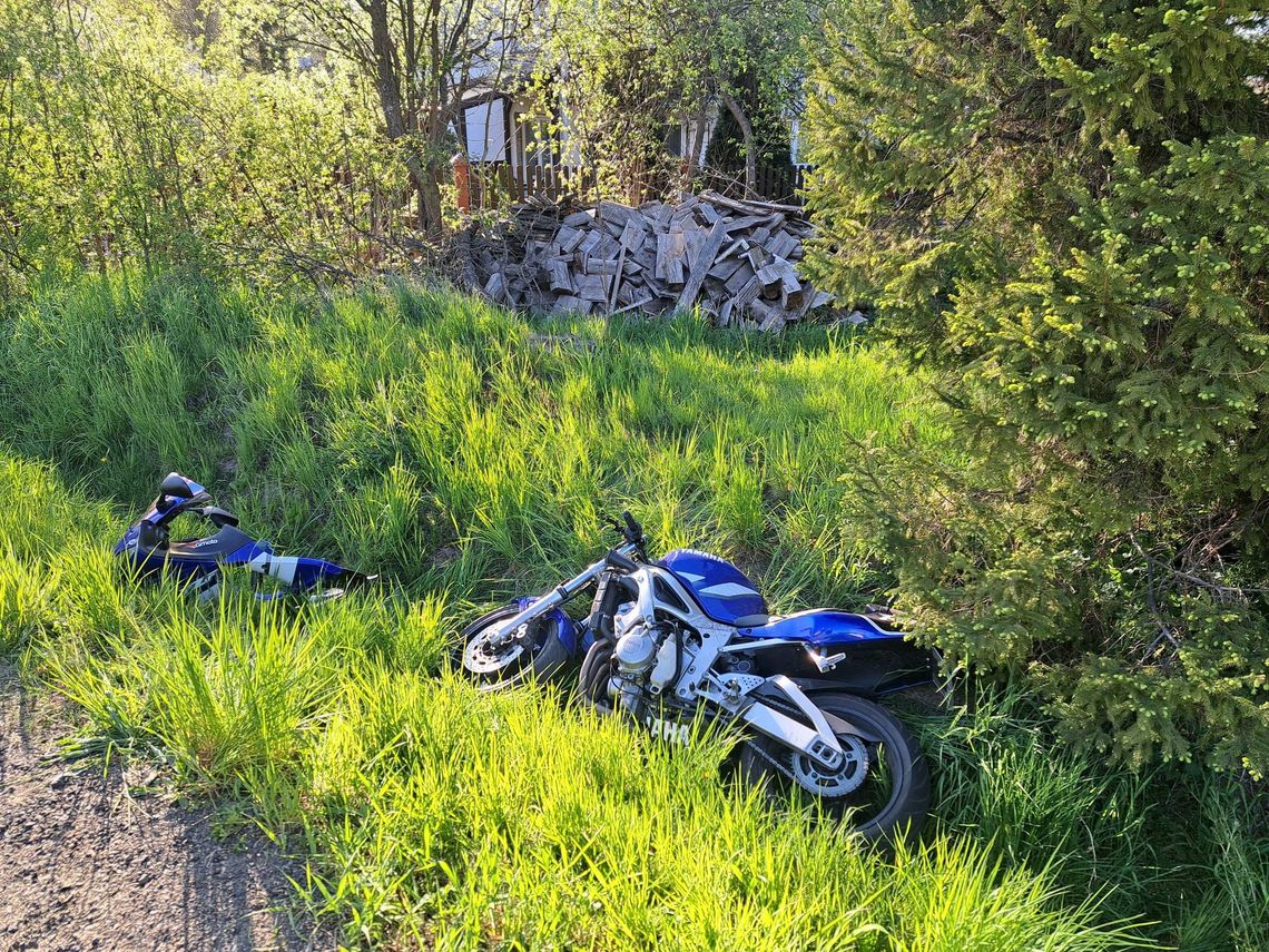 Iwla. Kierujący motocyklem wypadł z jezdni