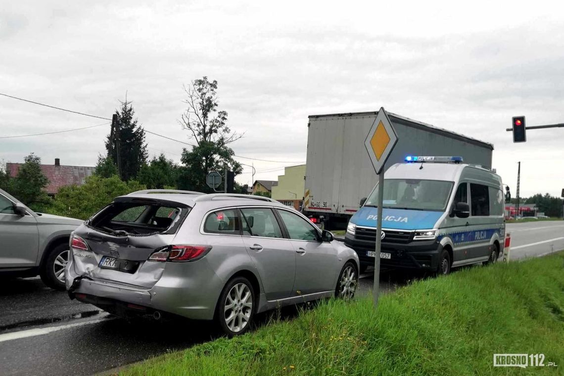Iwonicz. Ciężarówką najechał na tył osobówki