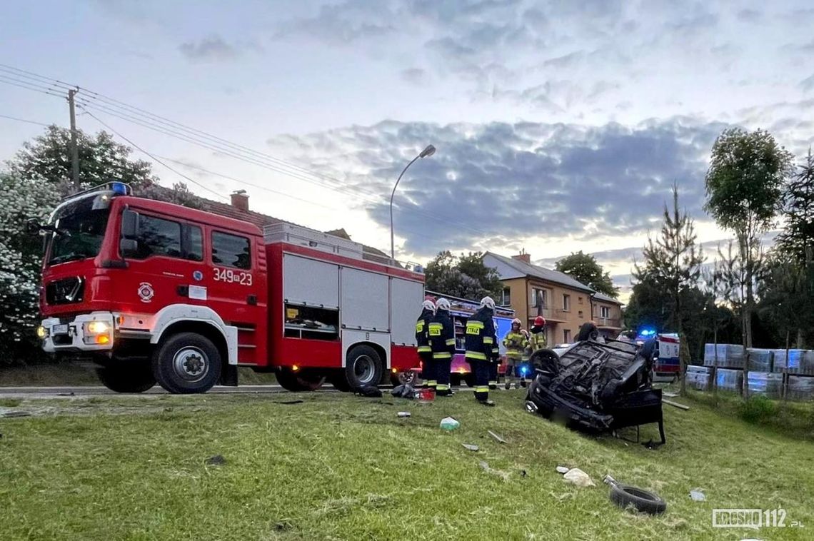 ? Iwonicz. Dachowanie samochodu na Długiej. Kierowca uwięziony