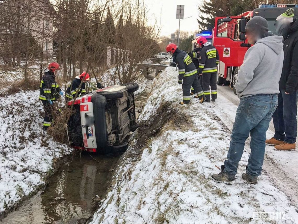 IWONICZ: Kolizja na Zagrodnikach. Auto wpadło do rowu