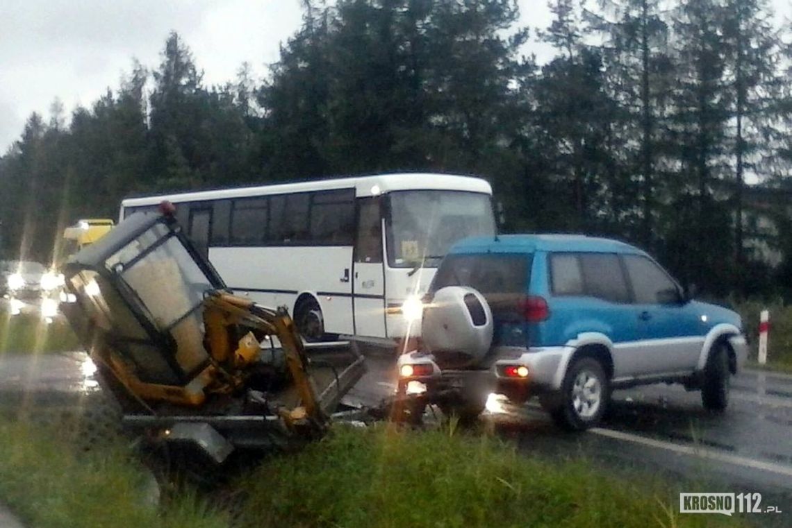 IWONICZ: Koparka prawie wpadła do rowu. Kolizja na Floriańskiej