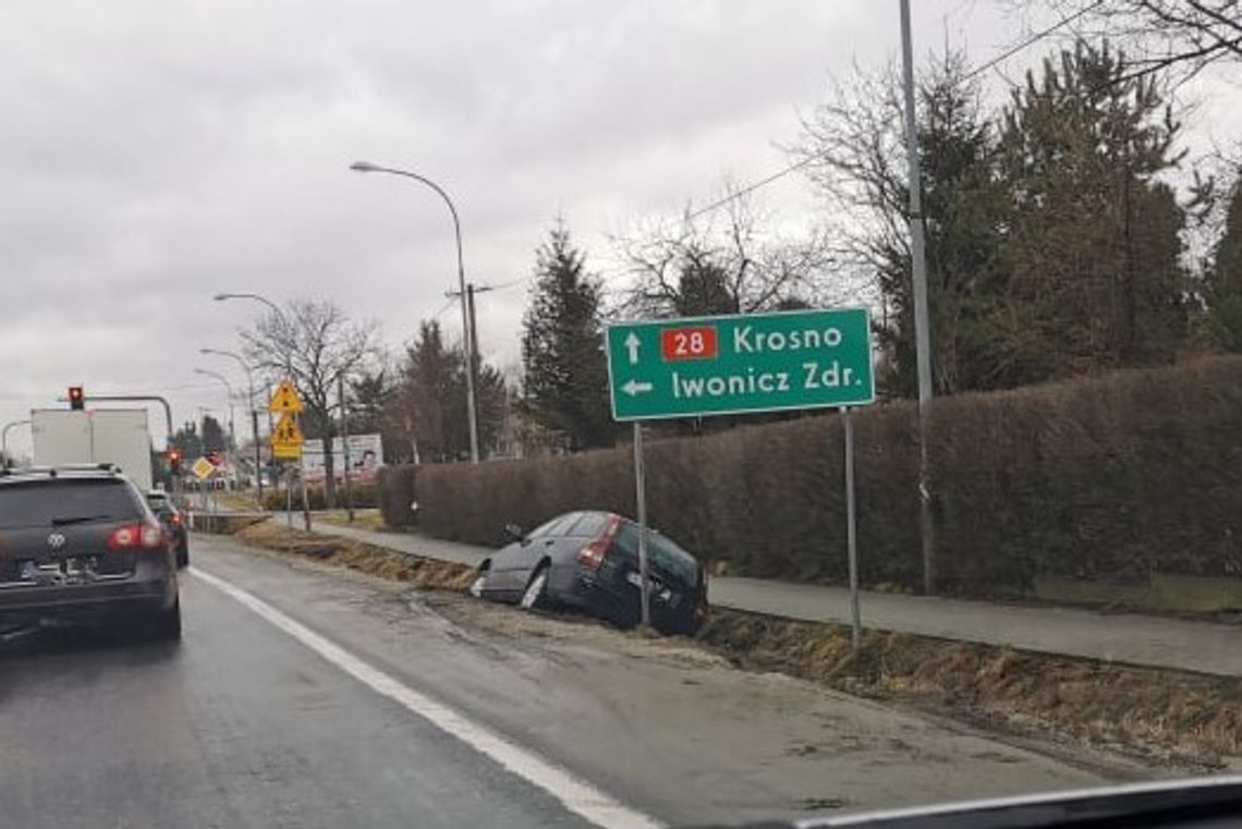 Iwonicz: Wjechał samochodem do rowu. Był pijany i nie posiadał prawa jazdy
