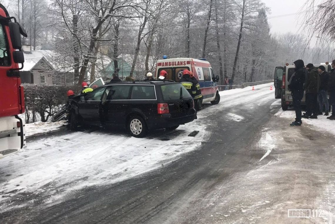 IWONICZ: Zderzenie dwóch osobówek i busa na ul. Długiej