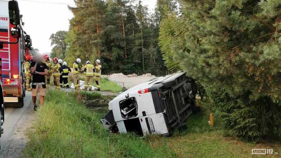 Iwonicz. Zderzenie samochodów. Oba pojazdy zakończyły jazdę w rowie [AKTUALIZACJA 2]