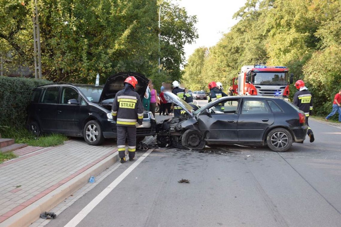 IWONICZ: Zderzenie trzech aut na ul. Długiej