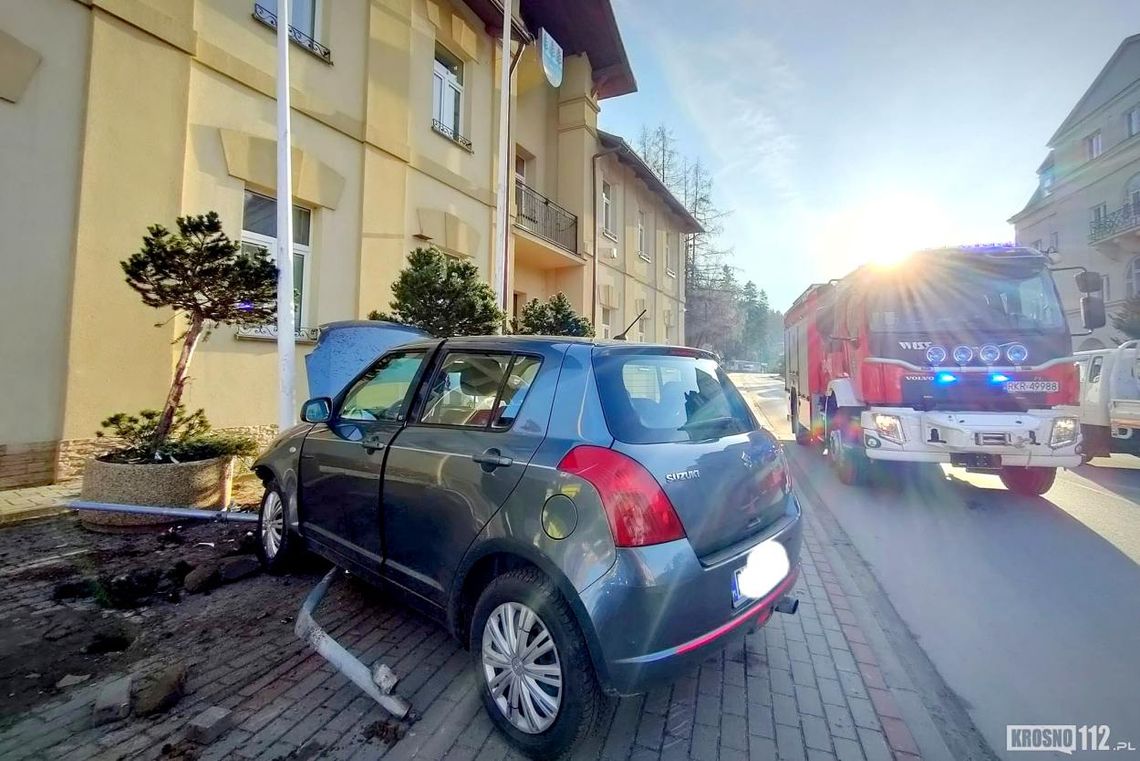 Iwonicz-Zdrój. Wjechała samochodem w maszt przy urzędzie gminy