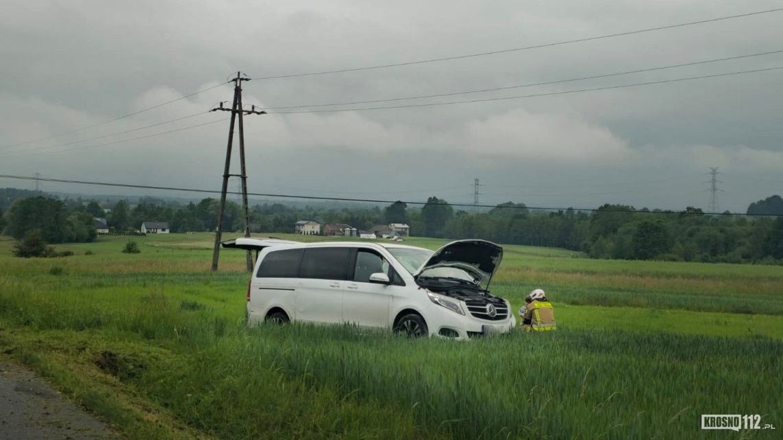 Jabłonica Polska. Mercedes poza jezdnią