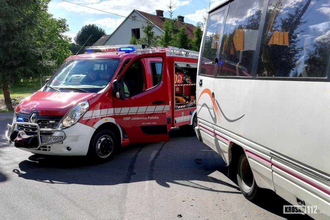 JABŁONICA POLSKA: Zderzenie osobówki z busem