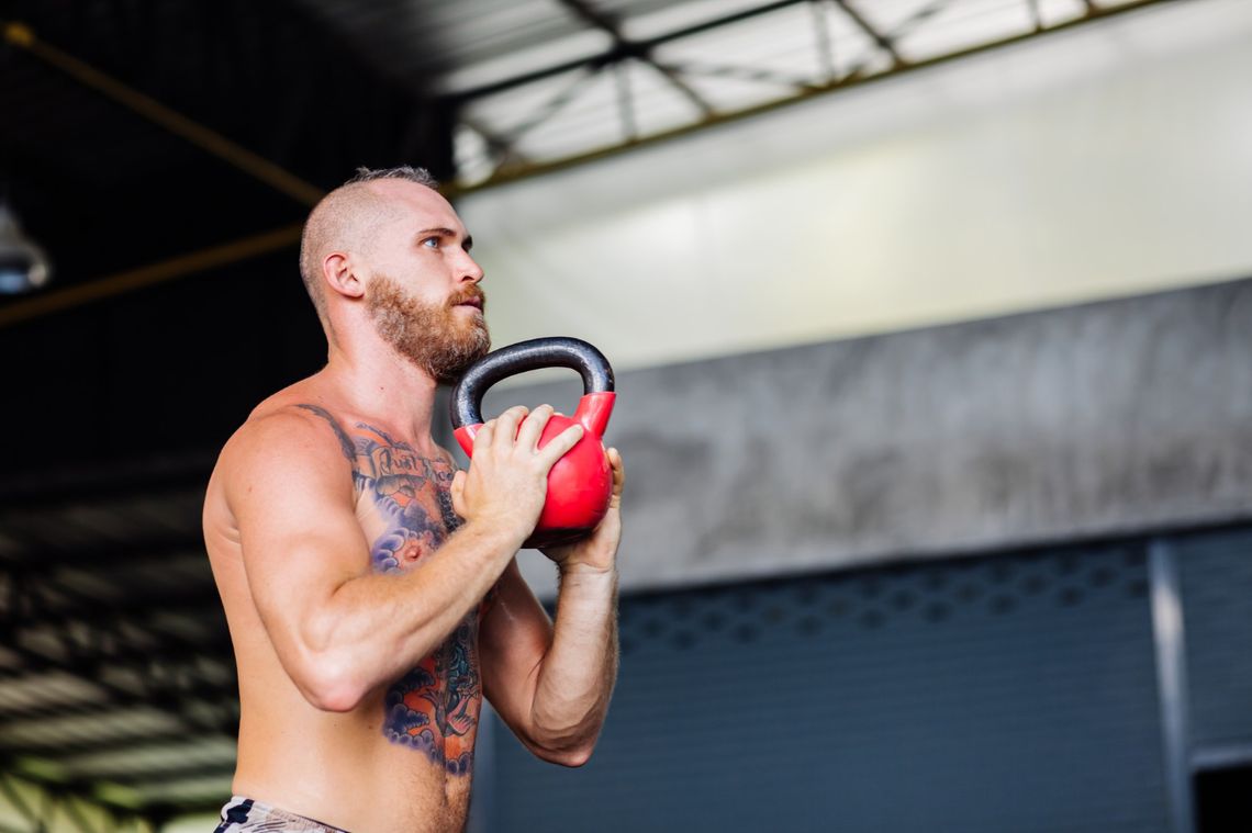 Jak kettlebells pomagają budować siłę funkcjonalną?