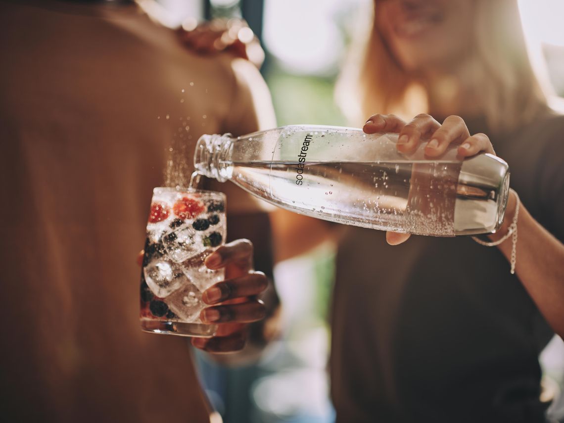Para ciesząca się wodą nagazowaną dzięki saturatorowi SodaStream.