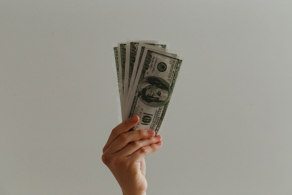 Jak opodatkowana jest premia dla pracownika – brutto czy netto?