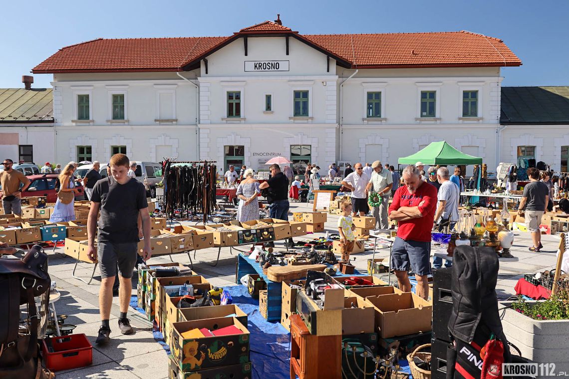 Sierpniowy jarmark staroci i rękodzieła na placu przed Etnocentrum Ziemi Krośnieńskiej [ZDJĘCIA]