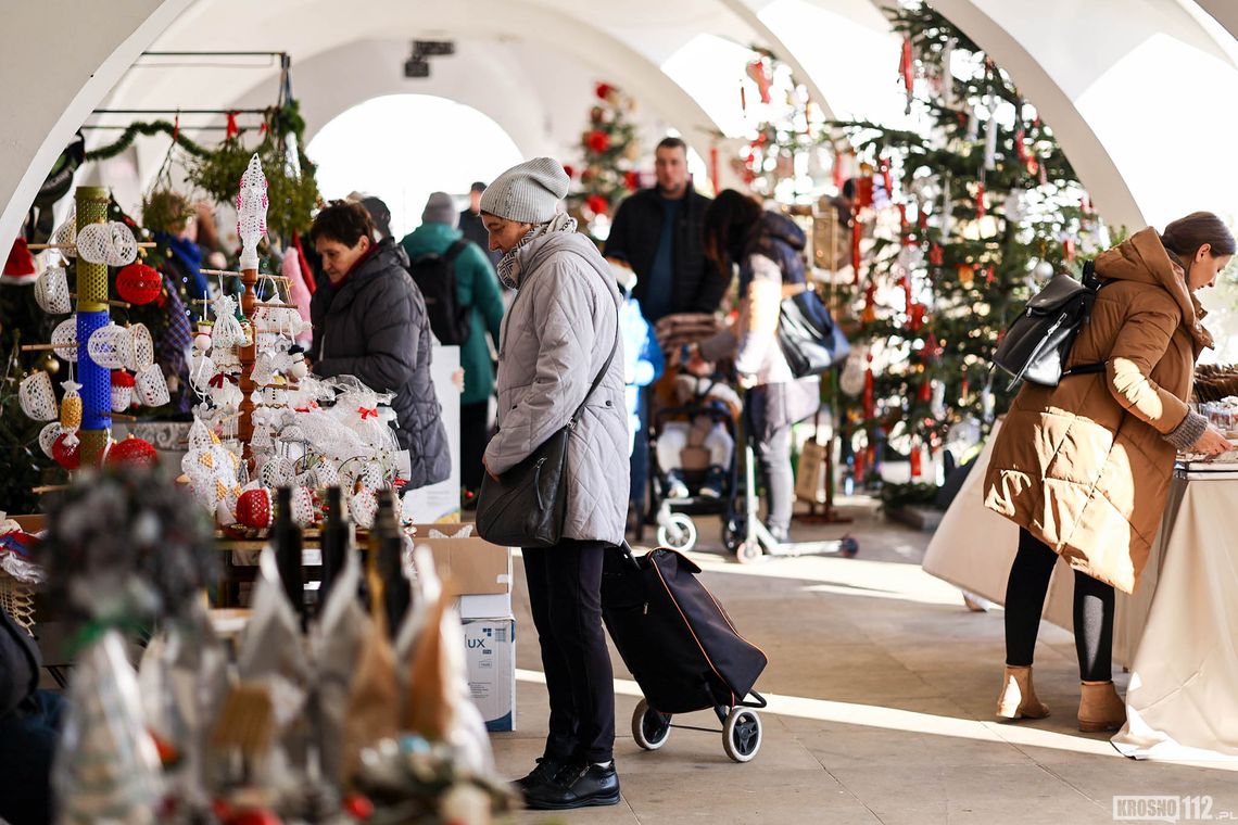 Jarmark Świąteczny rozpoczęty! Magia świąt wróciła na krośnieński Rynek [ZDJĘCIA]