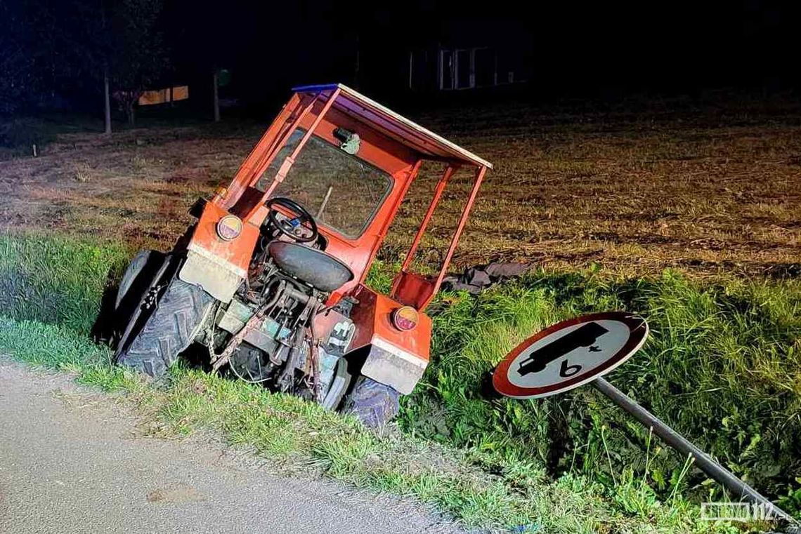 Jasionka. Nietrzeźwy nastolatek wjechał traktorem do rowu