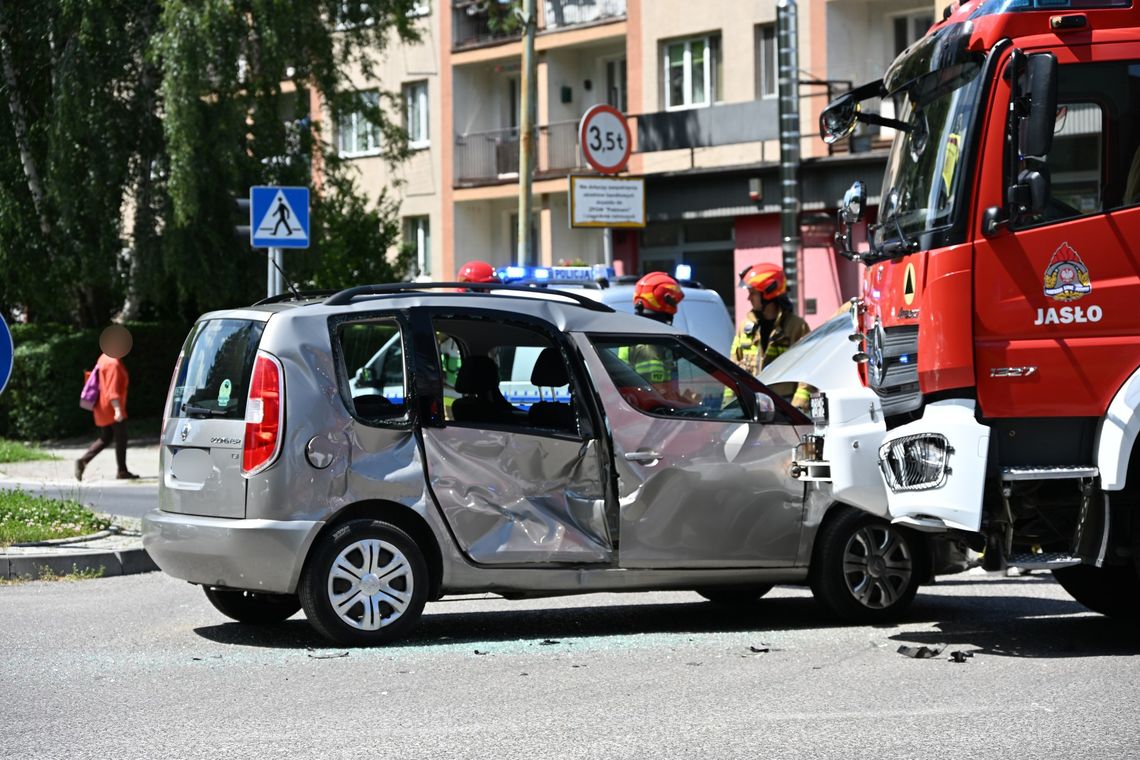 Zderzenie wozu strażackiego JRG Jasło z samochodem osobowym