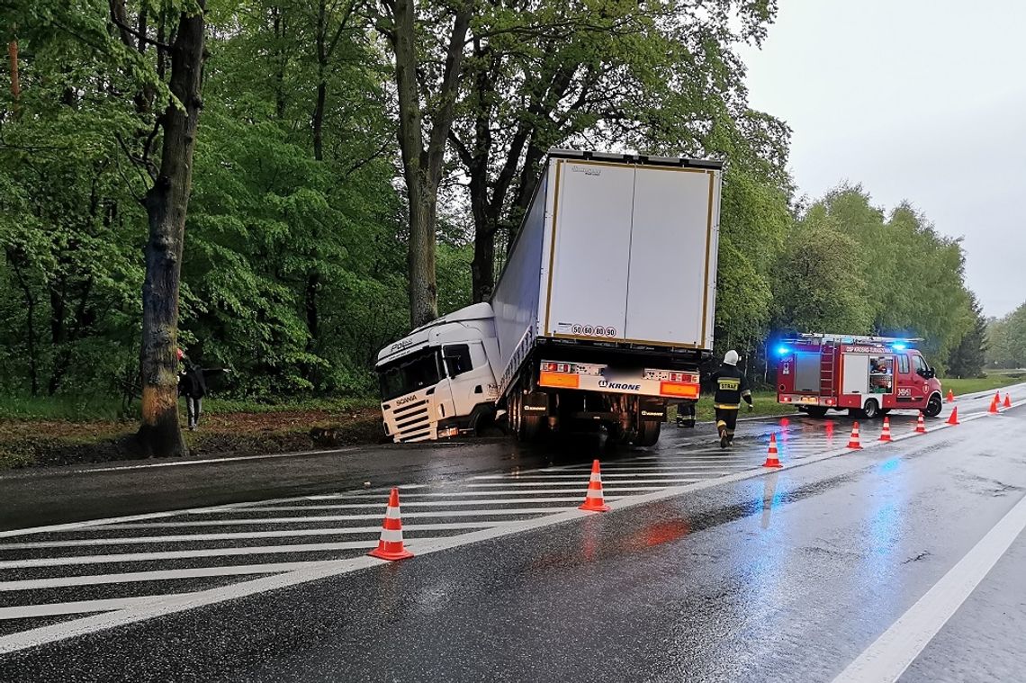 JASZCZEW: Ciężarówka zablokowała częściowo DK28
