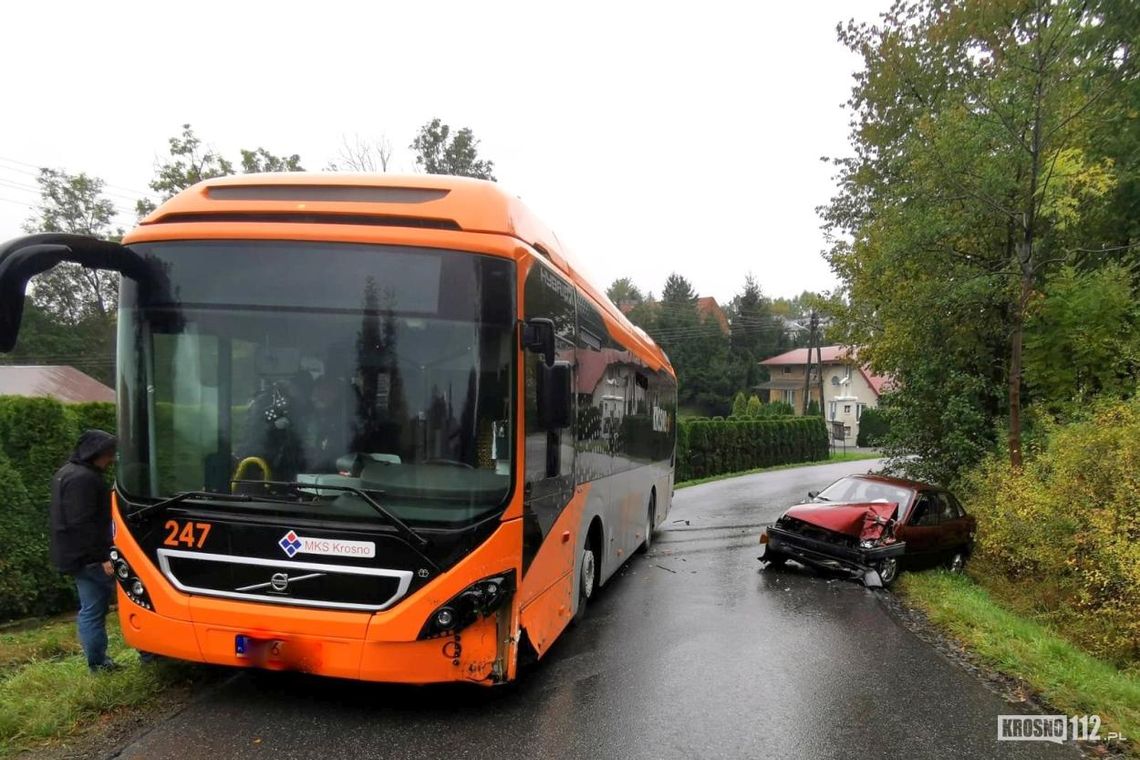 ? Jaszczew. Wjechał osobówką w autobus MKS i oddalił się z miejsca