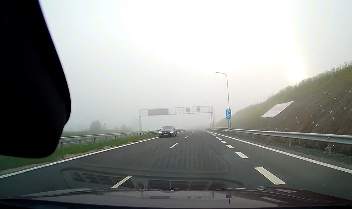 Jechali pod prąd we mgle na S19. Na Rogowskiej Górze o krok od tragedii [WIDEO]