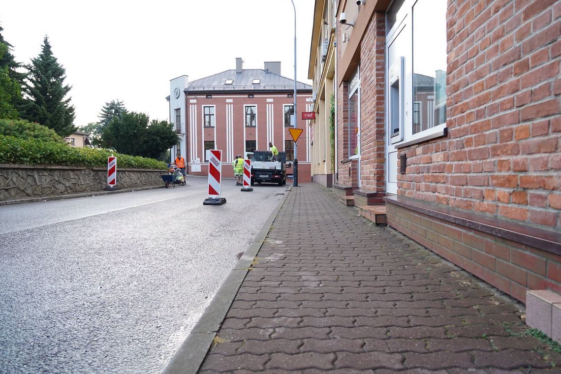 Jedlicki Rynek zmienia się podczas budowy ronda. Będą nowe chodniki Jedlicki Rynek zmienia się podczas budowy ronda. Będą nowe chodniki