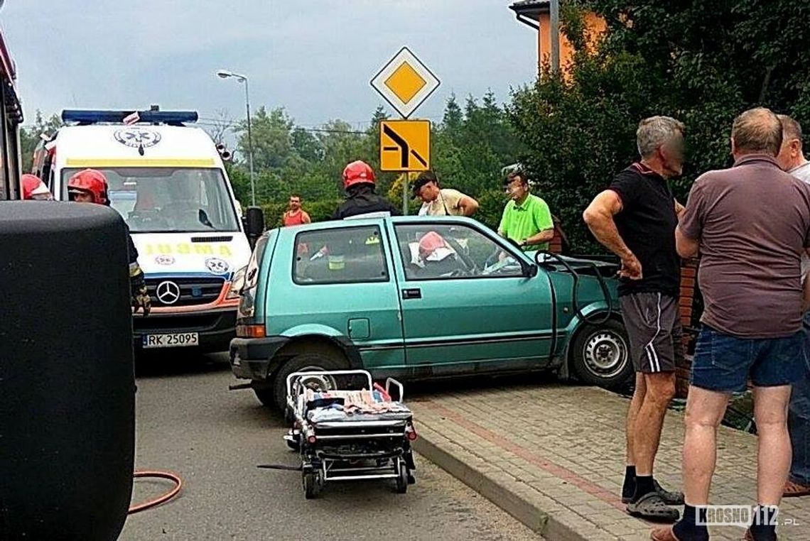 JEDLICZE: Cinquecento wjechało w ogrodzenie. Dwie osoby ranne
