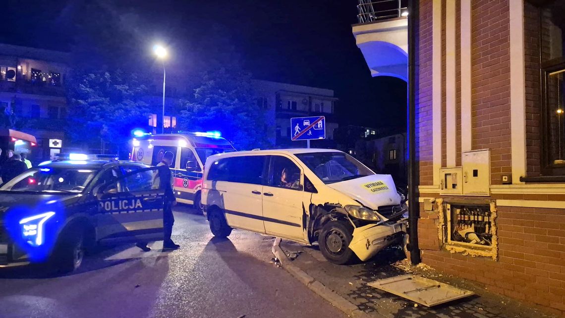 Jedlicze. Mercedes wbił się w budynek Urzędu Gminy