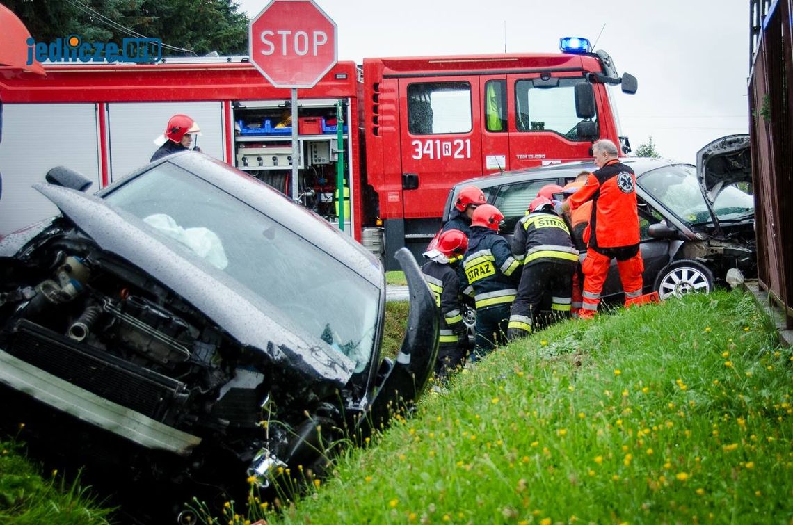 JEDLICZE: Poważny wypadek. Zderzenie Audi i Renault