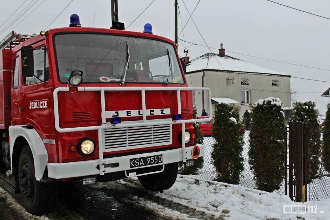 JEDLICZE: Pożar sadzy rozprzestrzenił się na poddasze