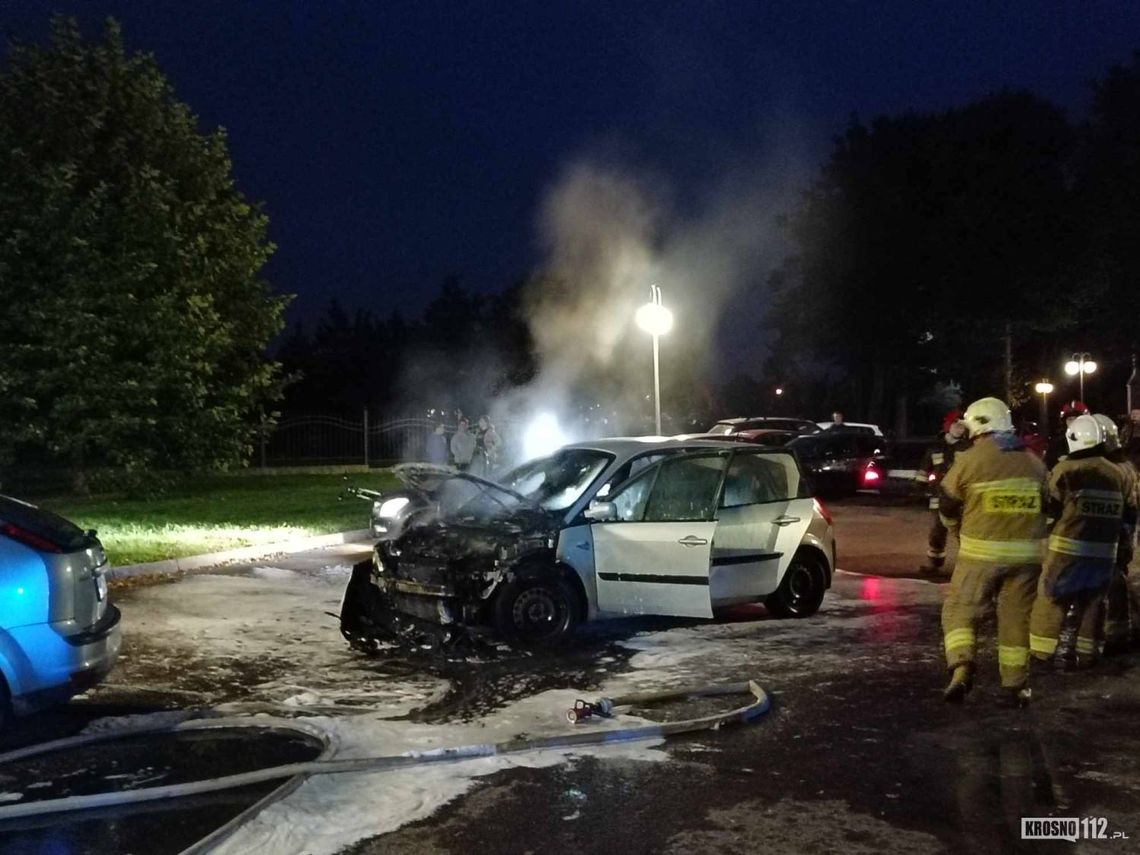 Jedlicze. Pożar samochodu na parkingu przy kościele