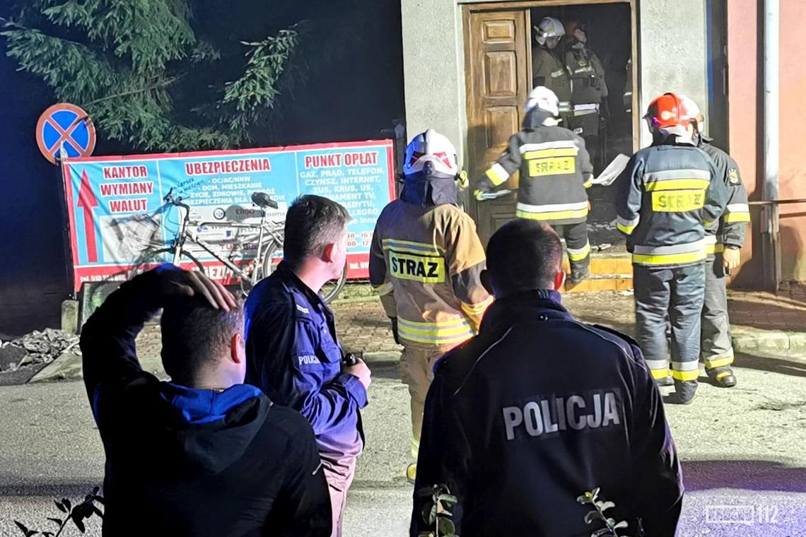 ? Jedlicze. Pożar w jednej z kamienic. Policjanci ewakuowali dwie osoby i psa