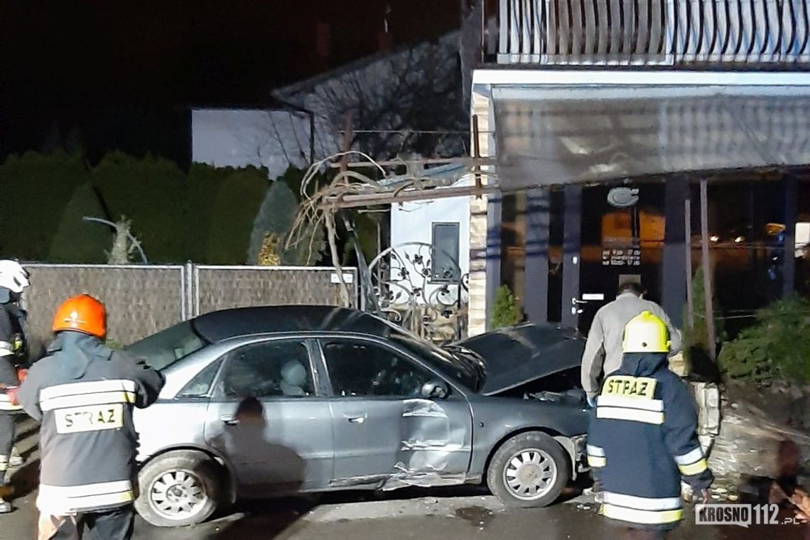 JEDLICZE: Samochód wjechał w cukiernię. Dwa inne zderzyły się niedaleko niej