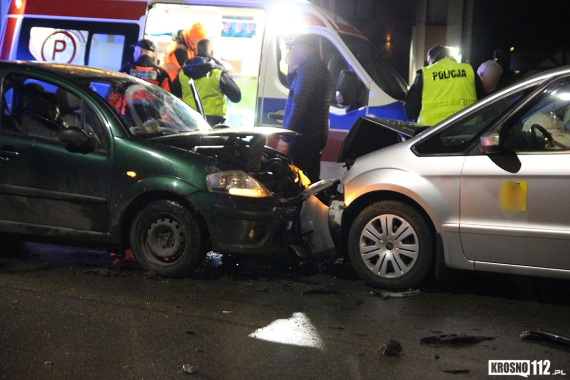 JEDLICZE: Trzy osoby ranne w czołowym zderzeniu pojazdów