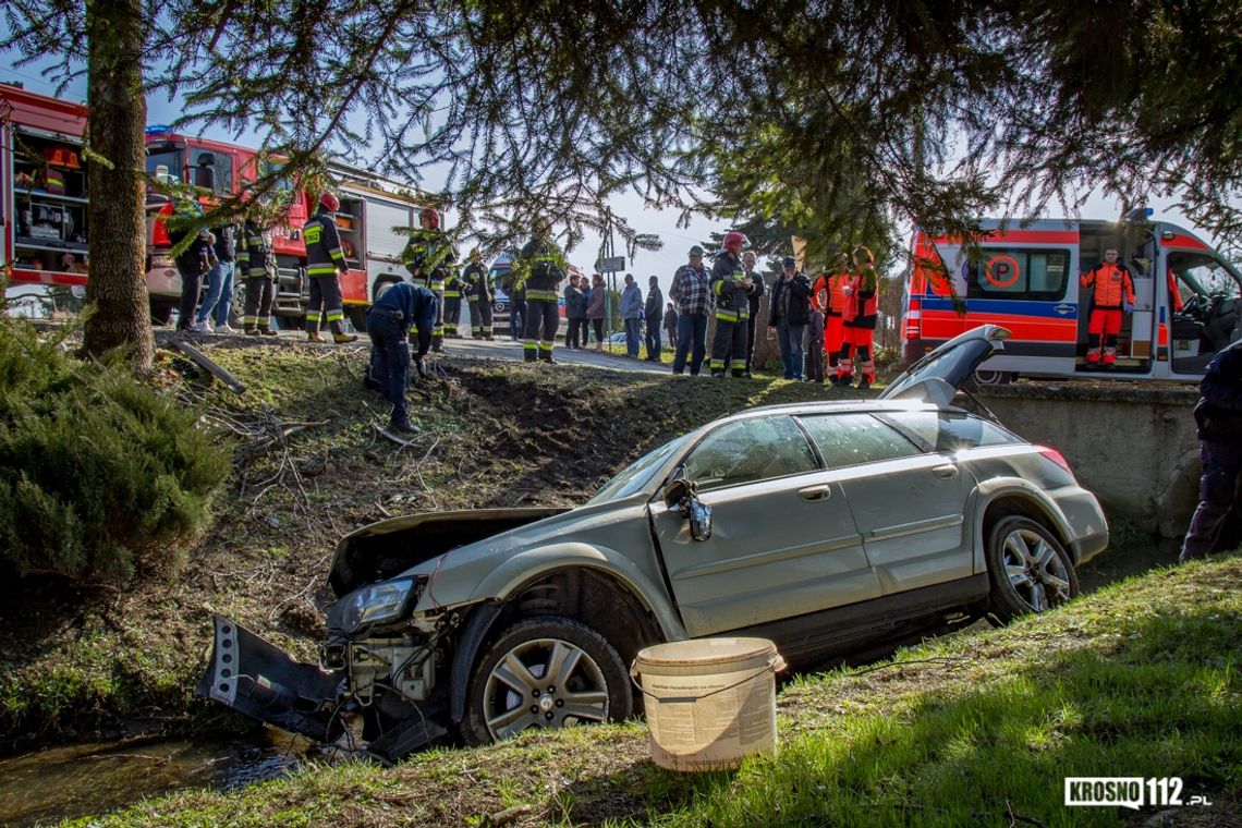 JEDLICZE: Wjechał Subaru w drzewo i potok