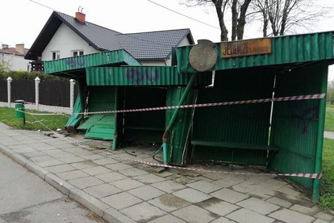 JEDLICZE: Wjechał w przystanek. Był pijany?