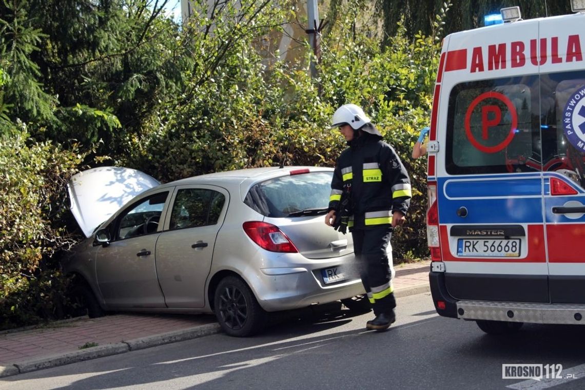 JEDLICZE: Zderzenie dwóch samochodów. Opel w żywopłocie