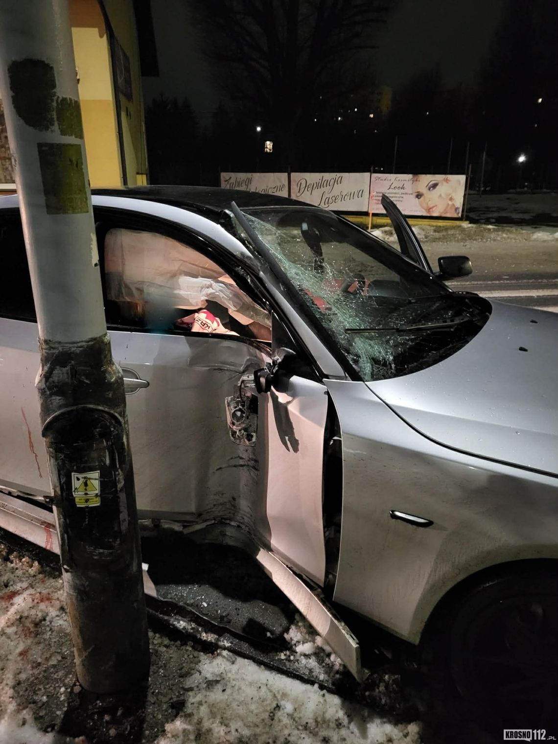 Jedna osoba ranna po tym jak kierowca BMW wjechał w latarnię Jedna osoba ranna po tym jak kierowca BMW wjechał w latarnię