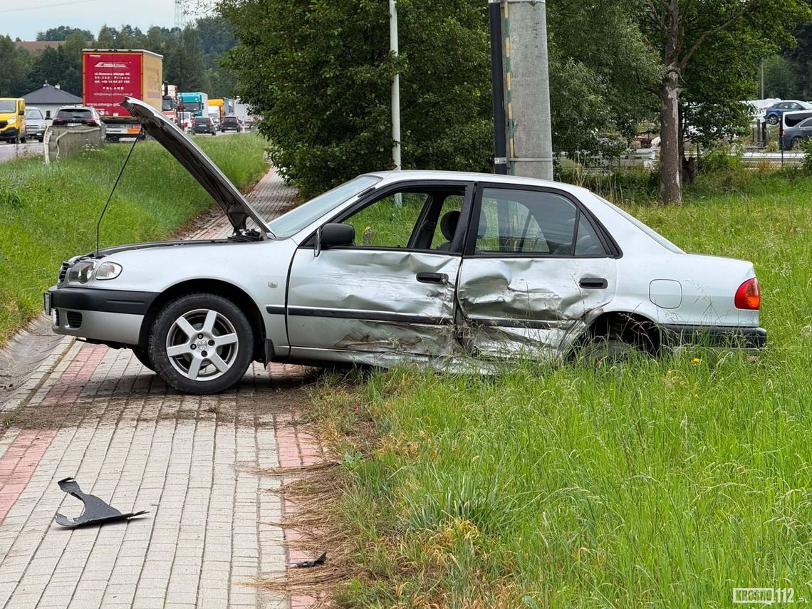 Jedna osoba została ranna w zderzeniu osobówki i dostawczego busa